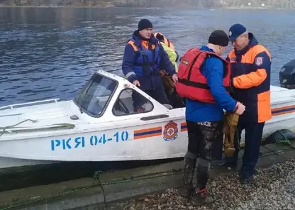В Красноярском крае не могут отыскать выпавшего из лодки мужчину