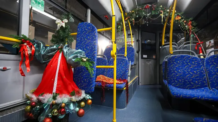 Красноярские кондукторы своими силами создали новогоднюю атмосферу в автобусах