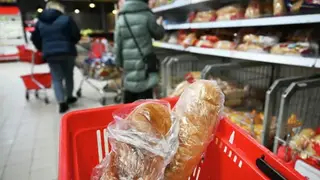 В магазине Красноярска покупателю запретили вход с коляской. Это законно?