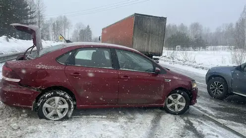 Массовое ДТП произошло на трассе «Сибирь» в Емельяновском районе Красноярского края из-за гололеда