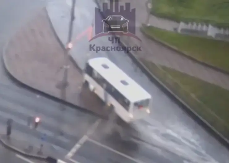 В Красноярске водитель автобуса устроил аквапланирование на дороге