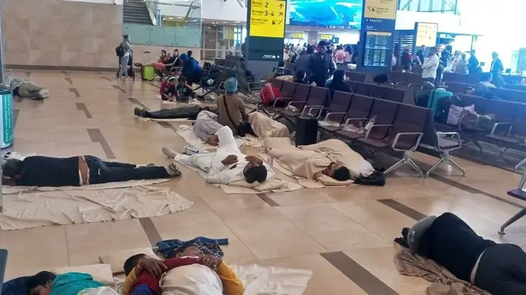 Пассажиры авиарейса Дели – Сан-Франциско экстренно севшие в Красноярске, спали на полу в аэропорту