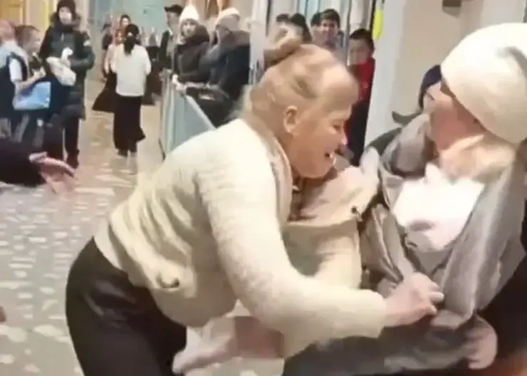 В красноярской школе мама ученика набросилась с кулаками на вахтера и охранника