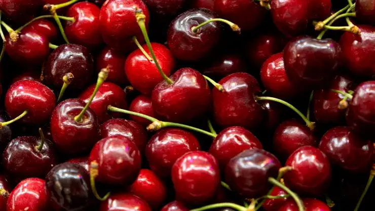 Врач предупредил о негативных последствиях переедания черешни