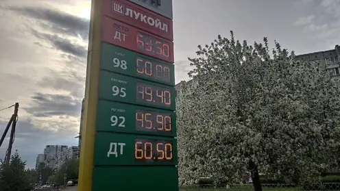 На заправках АО "Красноярскнефтепродукт" подешевел бензин