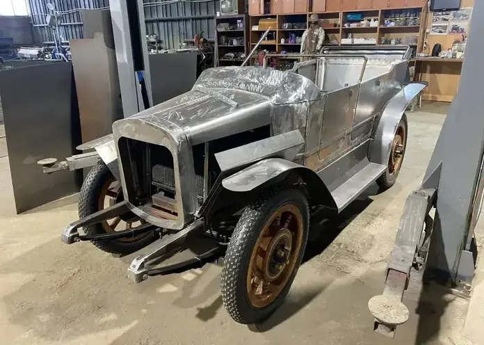 Первый серийный автомобиль Российской империи реставрируют в Красноярске
