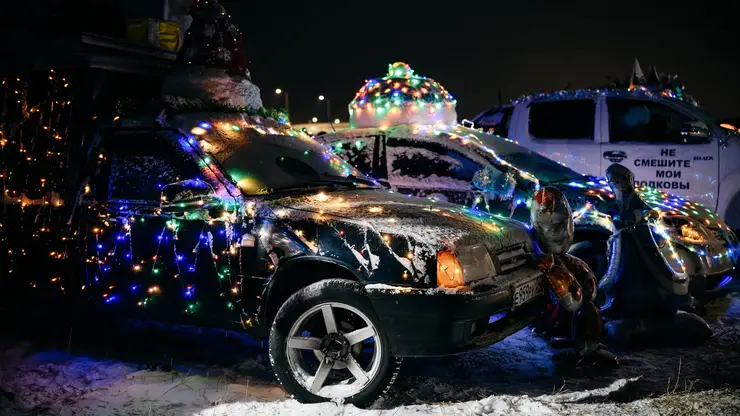 430 машин создали гигантскую новогоднюю «АвтоЁлку» в Красноярске