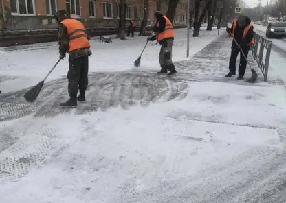 Последствия вечернего снегопада устраняют в Красноярске