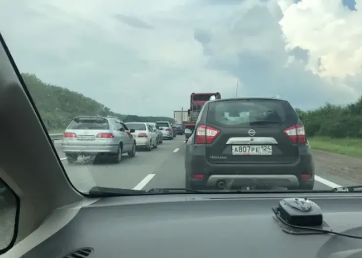 «Очень хочется в туалет»: 20-километровая пробка растянулась от аэропорта до поселка под Красноярском