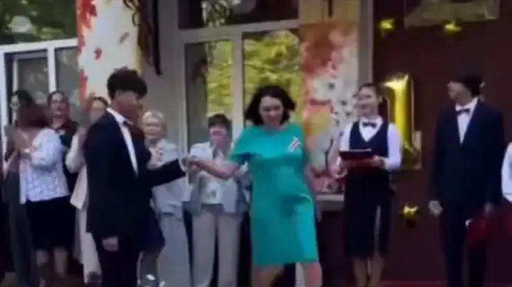 Хабаровские школьники расстелили учителям красную дорожку на День знаний