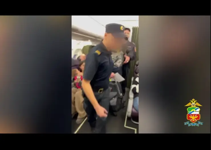 Полицейские Красноярска задержали в самолете неадекватного пассажира