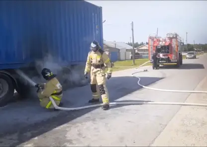 В Красноярском крае загорелось колесо прицепа грузовика