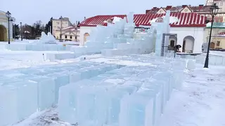 Ледовый городок начали возводить на территории Омской крепости Ледовый городок начали возводить на территории Омской крепости