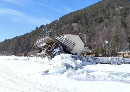 Лед Байкала вынес на берег причал и дом полевого стационара с научным оборудованием