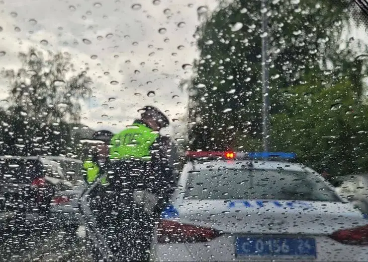 Красноярское ГИБДД напомнило о правилах управления автомобилем в дождь