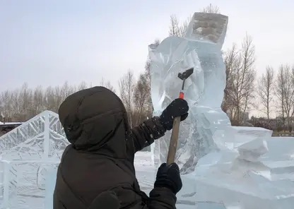 В Красноярске в Татышев-парке началось строительство ледового городка