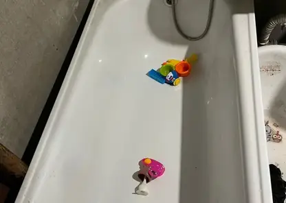 В крае 9-месячный ребенок утонул в ванной. Его мать слушала музыку