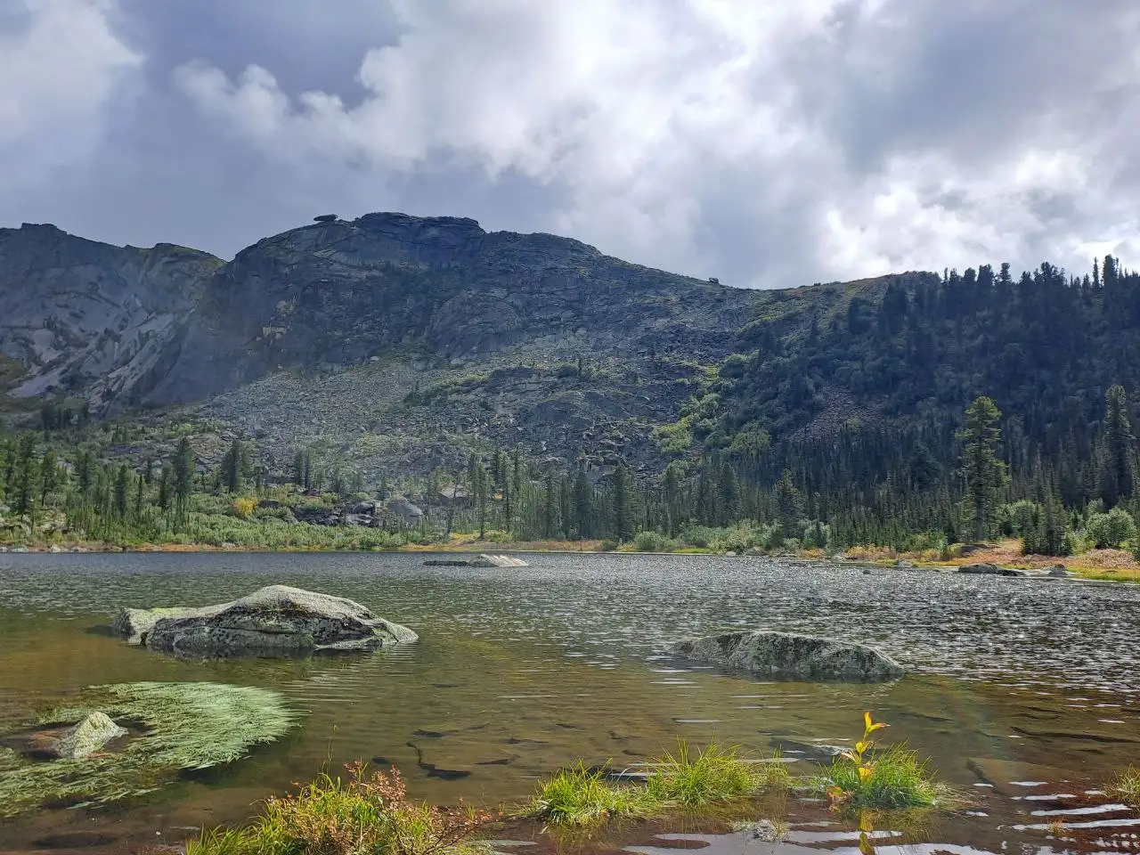 Фото: sibnovosti.ru. Озеро Радужное