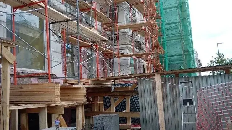 Подрядчику грозит реальный срок за падение трубы на приезжего актёра в центре Красноярска
