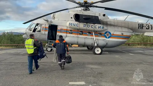 Спасатели вывезли туристов из зоны лесного пожара в Таймырском округе