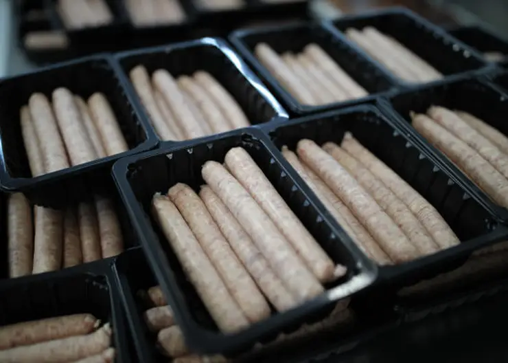 В Красноярске в колбасках для гриля обнаружили опасные бактерии