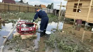 Спасатели продолжают борьбу с последствиями паводка в Емельяновском округе