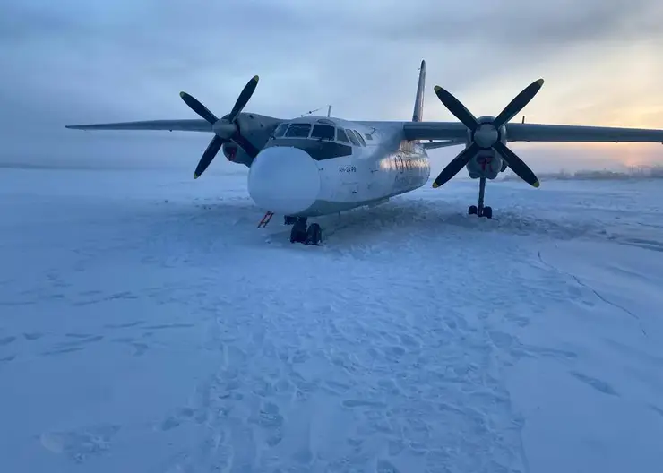 В Якутии пассажирский самолет Ан-24 сел на замерзшую реку