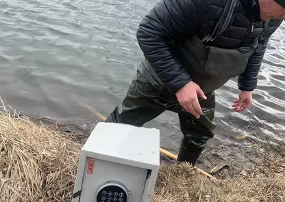 В Минусинске двое грабителей похитили у знакомого сейф с драгоценностями и сбросили его в Енисей