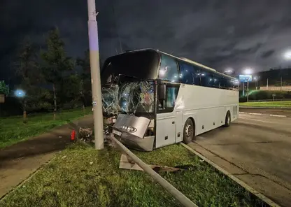 Три человека пострадали после наезда междугороднего автобуса на столб в Красноярске