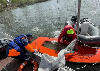 Лодка с двумя 13-летними подростками перевернулась на Енисее