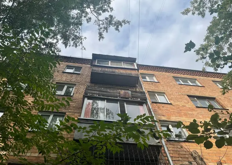 В Красноярске шестилетний ребенок выпал из окна пятиэтажного жилого дома