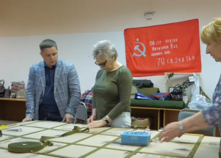 Мастерицы из Красноярска плетут маскировочные сети для участников СВО