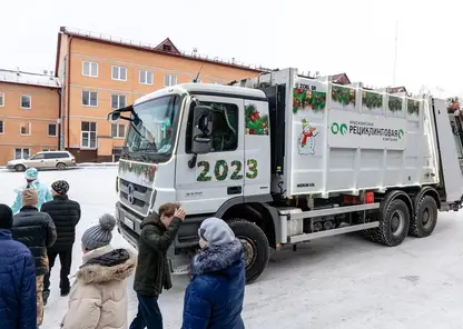 «Красноярская рециклинговая компания» пригласила Деда Мороза со Снегурочкой к жильцам интерната