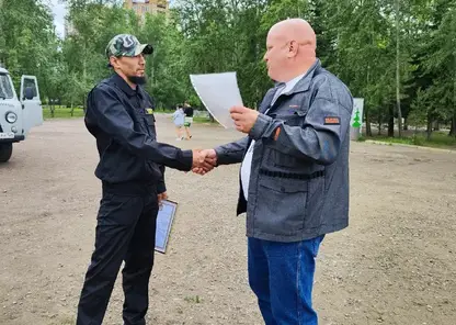 В Красноярске охранник озеро-парка Октябрьский спас тонущего