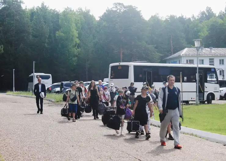 Красноярские школьники из льготных семей отправились на летний отдых