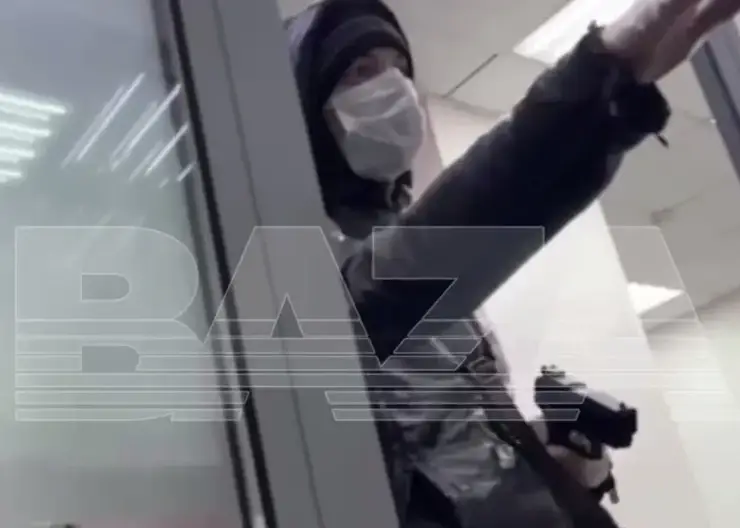 Вежливый грабитель украл 100 тысяч рублей из банка в Новокузнецке, отказавшись от предложенного денежного «бонуса»