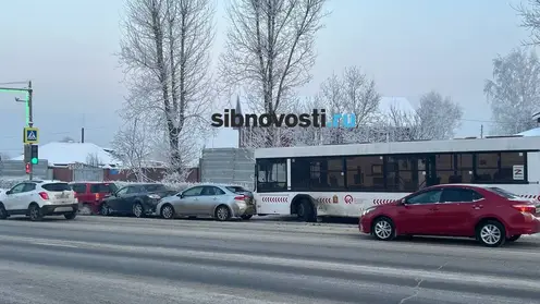 Массовая авария на Свободном в Красноярске: пострадали три легковушки и автобус