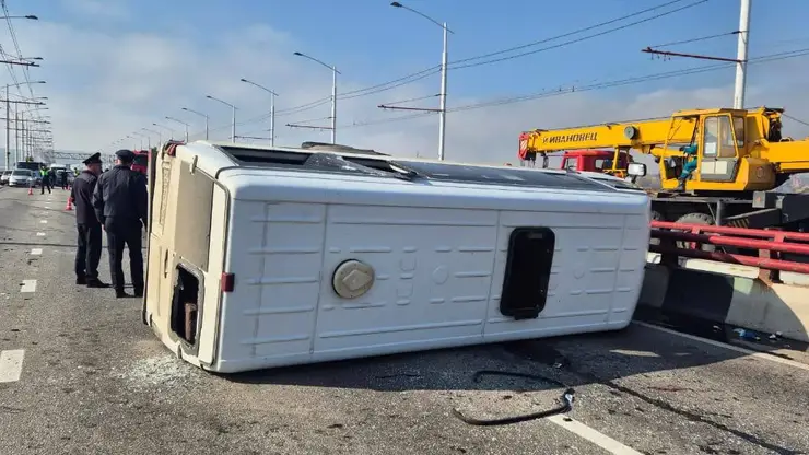 Маршрутка опрокинулась в Иркутске после столкновения с двумя легковушкками