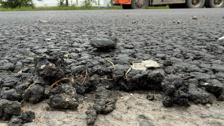 В Красноярске асфальт на Свердловской уложили тоньше нормы