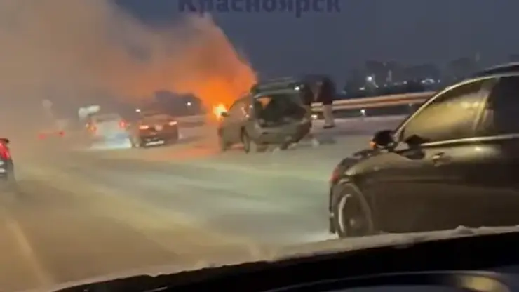 В центре Красноярска на ходу вспыхнул автомобиль
