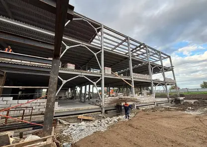 Рабочий сорвался с высоты на стройке школы в Красноярском крае