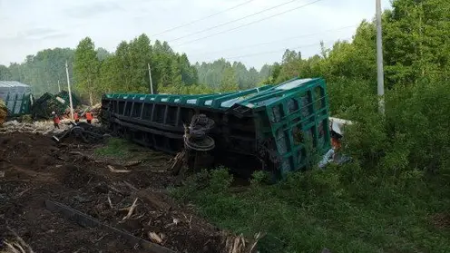 В Красноярском крае 24 вагона с лесом и концентратом свинца сошли с рельсов 