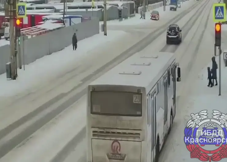 В Красноярске водитель автобуса проехал на красный и чуть не сбил женщину с ребёнком