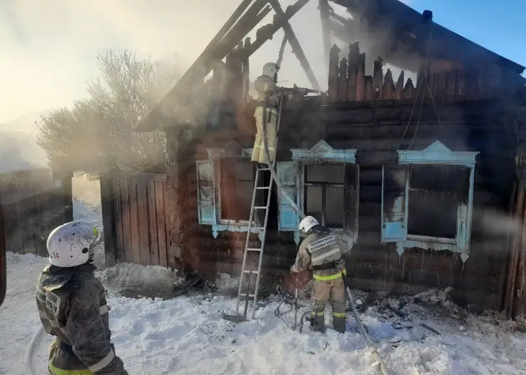 На пожаре в частном доме в Бурятии погибли три человека