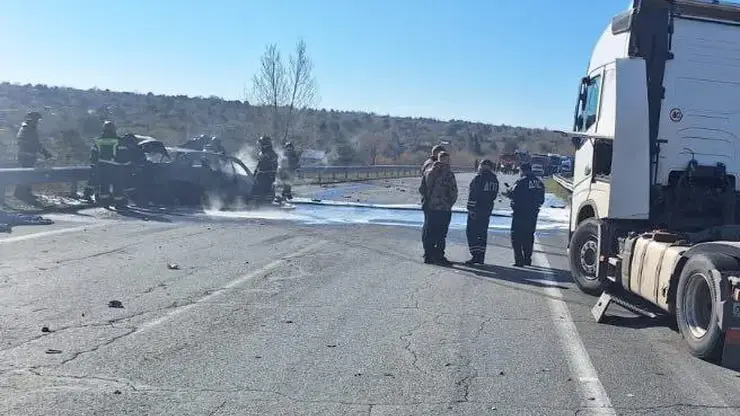 В Хакасии "Мерседес" врезался в "Вольво" и загорелся. Есть погибший