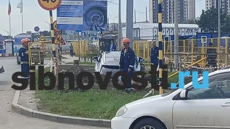 В Красноярске иномарка влетела в стройку метро и застряла в большой яме