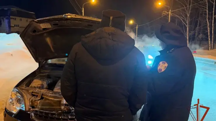 В Томске офицер Росгвардии спас семью, застрявшую в машине при −33 °C