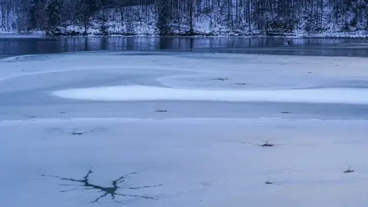 На Байкале машина с китайскими туристами провалилась под лёд