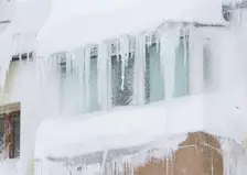 Красноярка уснула на морозе, примёрзла к металлической ручке и лишилась руки