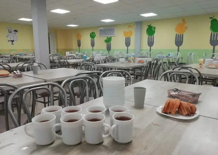 В красноярской школе №145 провели внеплановую проверку пищеблока и обеденного зала